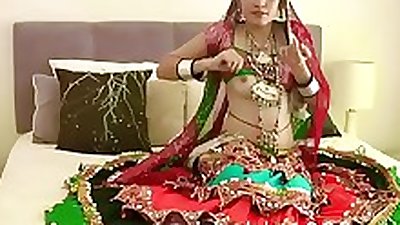 Gujarati indian college babe jasmine mathur garba dance and showing bobbs